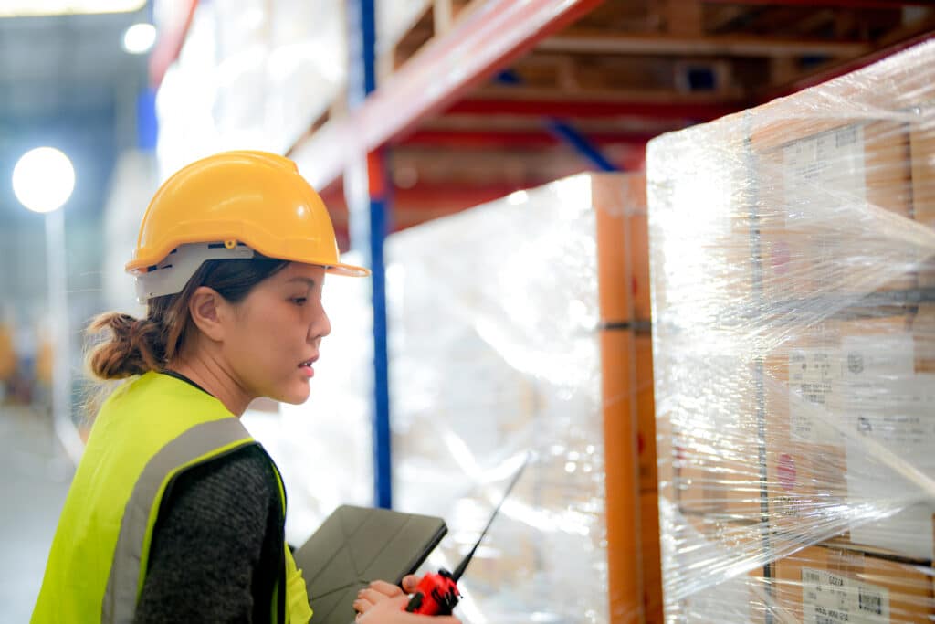 Agent faisant un audit d'un entrepôt logistique