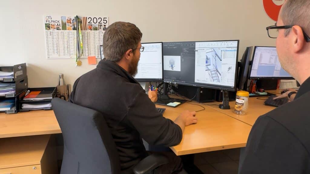 Equipe d'ingénieurs qui conçoivent une ligne de conditionnement sur mesure